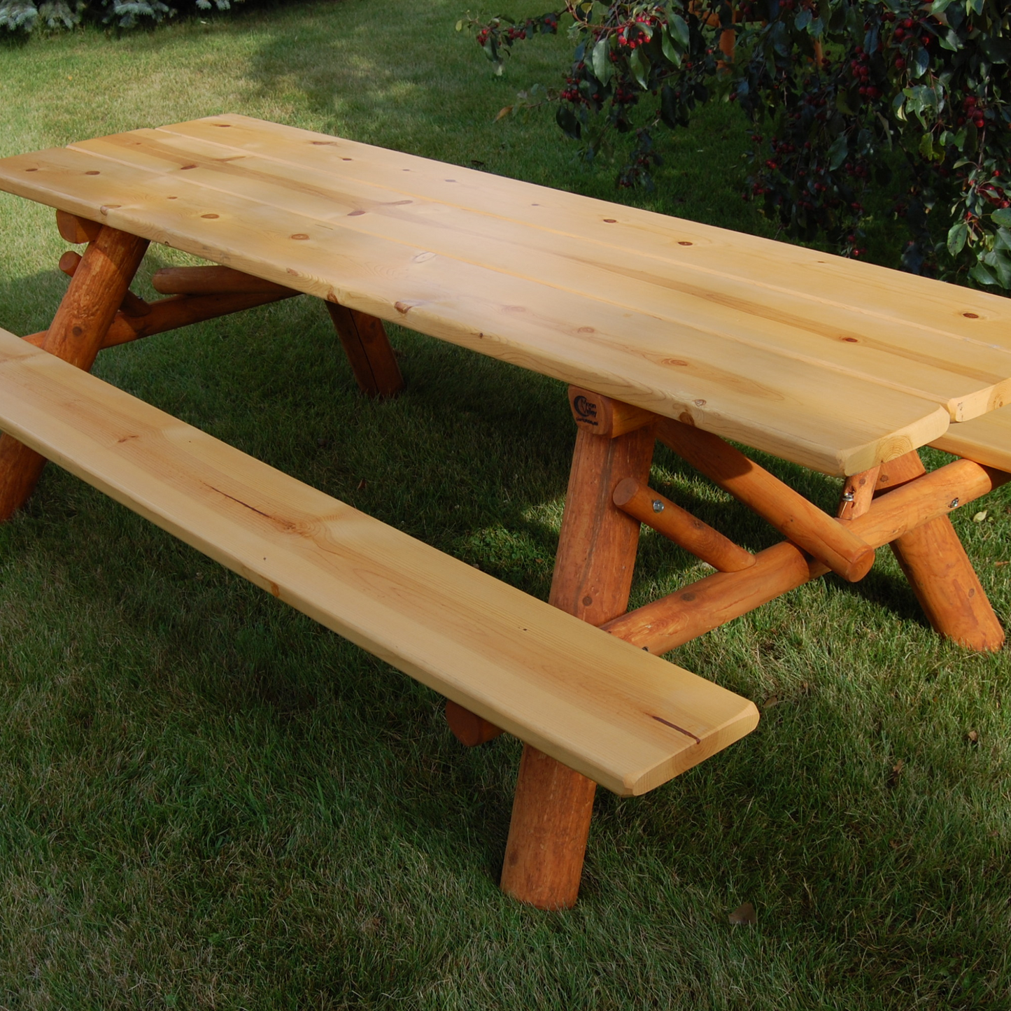Moon Valley Rustic Cedar Log 8-Fuß Picknicktisch mit angeschlossenen Bänken