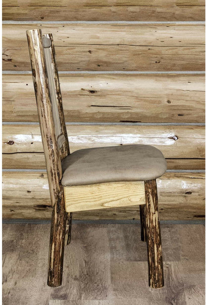 Montana Woodworks Glacier Country Kollektion Seitenstuhl Buckskin Polsterung mit Lasergravur Design