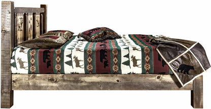 Montana Woodworks Homestead Kollektion California King Plattformbett mit Lasergravur Design - Flecken & Klare Lacquer Finish