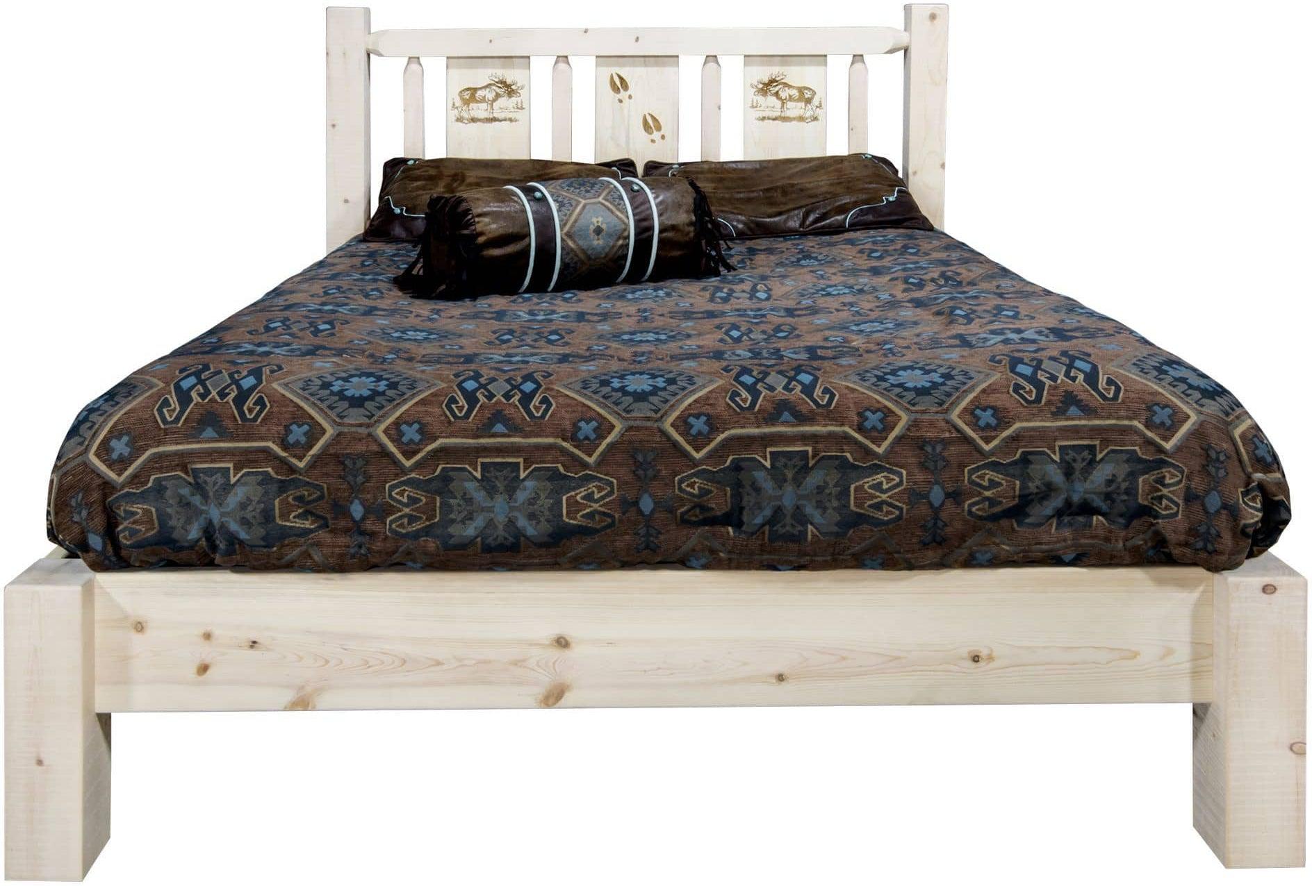 Montana Woodworks Homestead Kollektion King Platform Bett mit Lasergravur Design - Klare Lacquer Finish