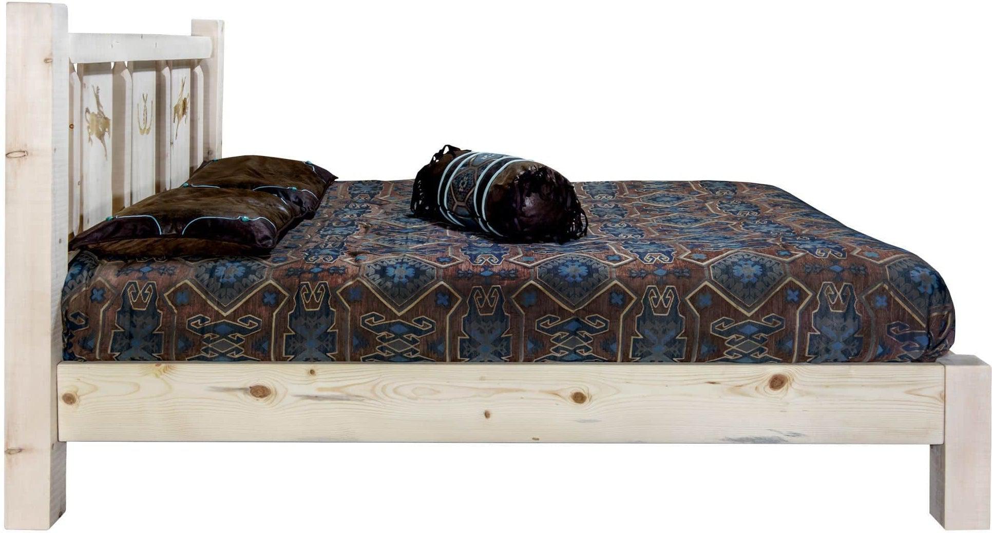 Montana Woodworks Homestead Kollektion King Platform Bett mit Lasergravur Design - Klare Lacquer Finish